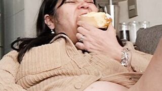 Fucking eating and caressing my vagina, how delicious