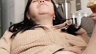 Fucking eating and caressing my vagina, how delicious