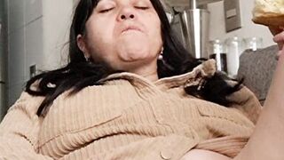 Fucking eating and caressing my vagina, how delicious