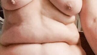 Momny rubs her pussy on the tip to feel orgasm - 13 image