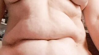 Momny rubs her pussy on the tip to feel orgasm - 2 image
