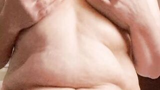 Momny rubs her pussy on the tip to feel orgasm - 3 image