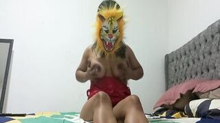 A BEAUTIFUL TIGRESS DOING AN EROTIC DANCE AND A RICH MASTURBATED FOR HER FANS