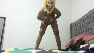 A BEAUTIFUL TIGRESS DOING AN EROTIC DANCE AND A RICH MASTURBATED FOR HER FANS