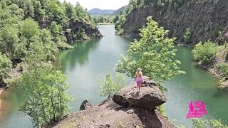 A wife cheats on her husband on a bicycle trip.