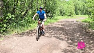A wife cheats on her husband on a bicycle trip.