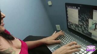 Vanessa Naughty and Will Powers get down and dirty on the net, ending with a cum-filled mouth - 4 image