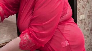 Behind the scenes: Check out how chubby MILF Big Tits gets down and dirty with her daily chores