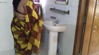 Jab Tamil Sexy Mosi bistar ke neche phans jate hai tab uska sautela beta bade gand ko chodata hai