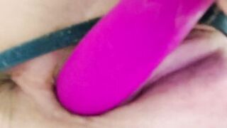 Sexy MILF Plays with Wet Pussy