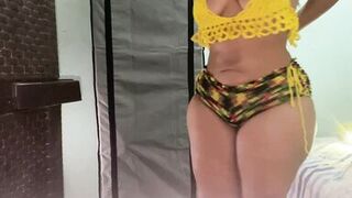 VOLUPTUOUS LADY OILING HER BBW ASS