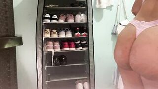 I SEE MY STEPMOTH'S ASS AND VAGINA IN THE MIRROR