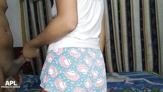 Me gusta morbosear a mi hermanastra mientras prepara alista su cama - Parte 1