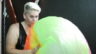 Anna and the water ball