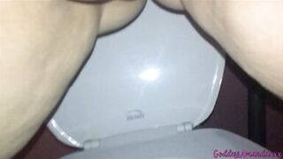 BBW Pussy Peeing in the Toilet
