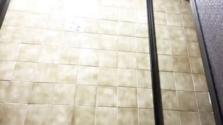 HOSPITAL GIRL LOCKS IN THE BATHROOM AND SHOWS HER BIG ASS