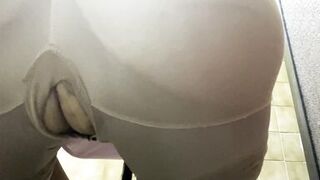 HOSPITAL GIRL LOCKS IN THE BATHROOM AND SHOWS HER BIG ASS