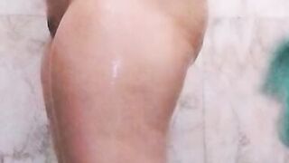 Desi maa ko nangi dekha nahate hue hot mom - 14 image