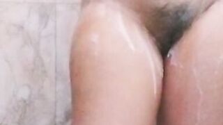 Desi maa ko nangi dekha nahate hue hot mom