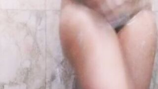 Desi maa ko nangi dekha nahate hue hot mom