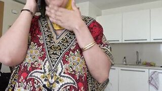 Beurette arabe a la chatte chaude poilue se fait defoncer par son boss britanique