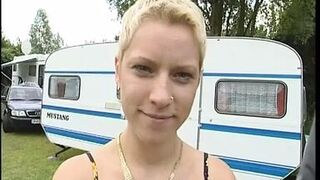 deutscher porno produzent bumst alles was ihm vor die kamera laeuft - 1 image