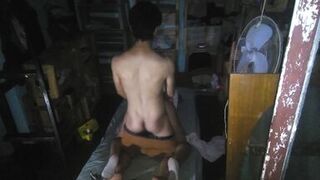 Le subo el vestido le corro la tanga y me la culeo entre los cajones de ropa