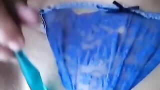 Madura muy caliente se masturba con un consolador improvisado y llega al orgasmo