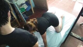 Grabo con el celular a mi mejor amiga mientras me la chupa y cogemos de perrito con su tanga rutera