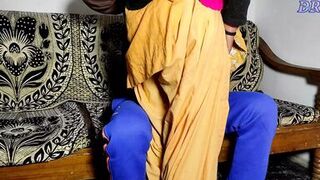 Bade bhai ne pyar se bula kar ottoman par greetings chod diya hamko