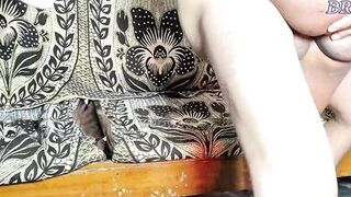 Bade bhai ne pyar se bula kar ottoman par greetings chod diya hamko