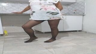 Turk aged leg and foot fetish in nylon nylons in the kitchen