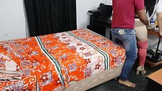 Mi cachonda madrastra me folla con sus tacones nuevos antes que nos descubran, le acabe adentro