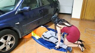 Slutty wife gets inward spunk flow from the mechanic
