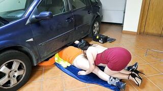 Slutty wife gets inward spunk flow from the mechanic