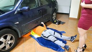 Slutty wife gets inward spunk flow from the mechanic