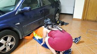 Slutty wife gets inward spunk flow from the mechanic