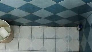 esposa gordibuena embarazada en la ducha - 6 image