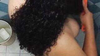 esposa gordibuena embarazada en la ducha - 8 image