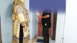 35 Year Old (Ayesha Bhabhi) bakaya paisa lene aye the, paise ke badle padose se kiya Choda Chudi, Hindi Audio - Pakistan