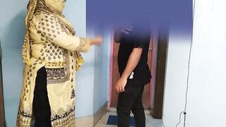 35 Year Old (Ayesha Bhabhi) bakaya paisa lene aye the, paise ke badle padose se kiya Choda Chudi, Hindi Audio - Pakistan