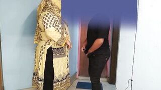 35 Year Old (Ayesha Bhabhi) bakaya paisa lene aye the, paise ke badle padose se kiya Choda Chudi, Hindi Audio - Pakistan