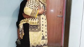 35 Year Old (Ayesha Bhabhi) bakaya paisa lene aye the, paise ke badle padose se kiya Choda Chudi, Hindi Audio - Pakistan