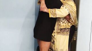 35 Year Old (Ayesha Bhabhi) bakaya paisa lene aye the, paise ke badle padose se kiya Choda Chudi, Hindi Audio - Pakistan