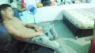 1 parte follo con mi hermanastro esta muy sexi y me trago su leche