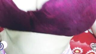 Madrastra juega con sus grandes senos