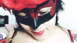 Madrastra juega con sus grandes senos