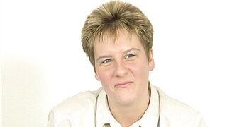 Sie kommt zum Dildo testen und lutscht dem Kameramann seinen Schwanz