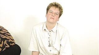 Sie kommt zum Dildo testen und lutscht dem Kameramann seinen Schwanz