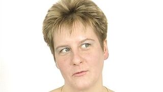 Sie kommt zum Dildo testen und lutscht dem Kameramann seinen Schwanz - 6 image